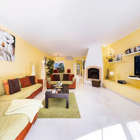 Sleeps 6 With Pool Air Con And Wifi * 발도로보