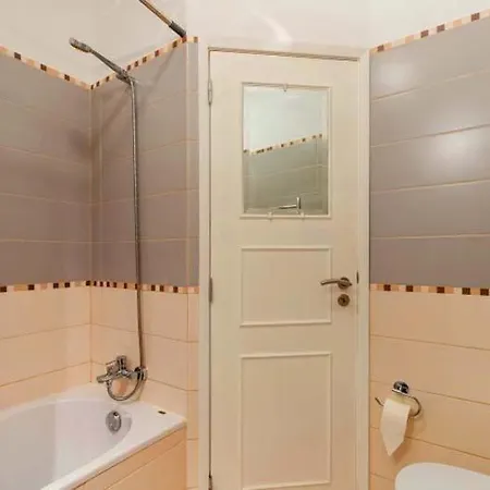 Sleeps 6 With Pool Air Con And Wifi