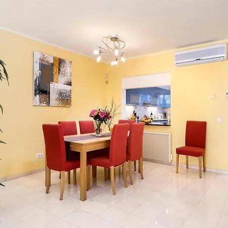 Sleeps 6 With Pool Air Con And Wifi 빌라