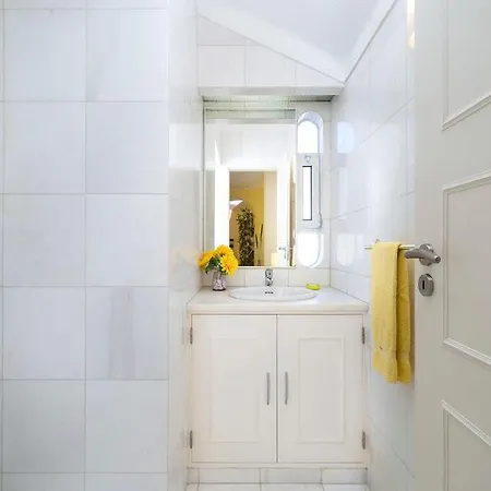 Sleeps 6 With Pool Air Con And Wifi * 발도로보